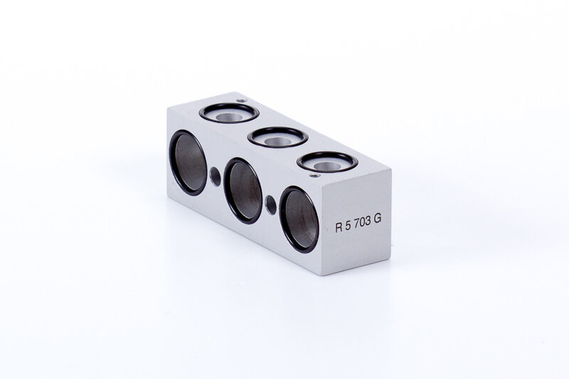 R 5 703 G