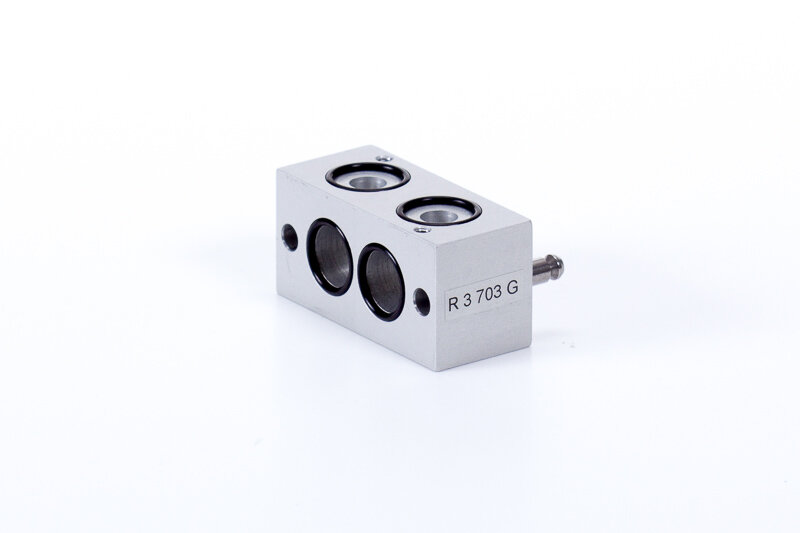 R 3 703 G